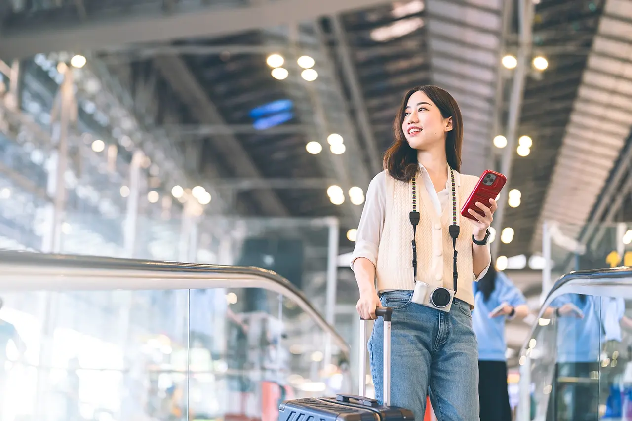 空港内を移動するスーツケースを持った女性
