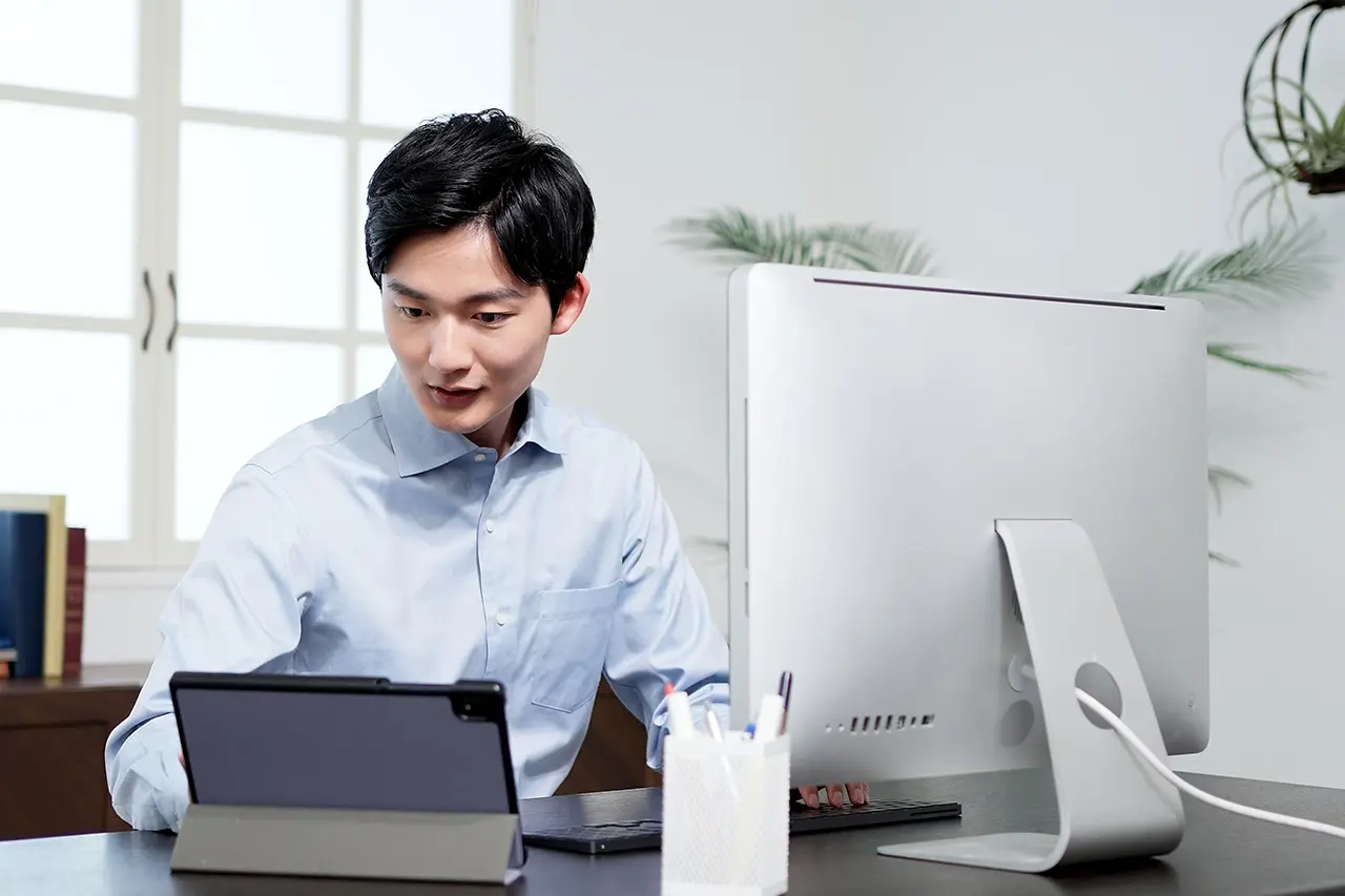 オフィスのPCで作業している男性