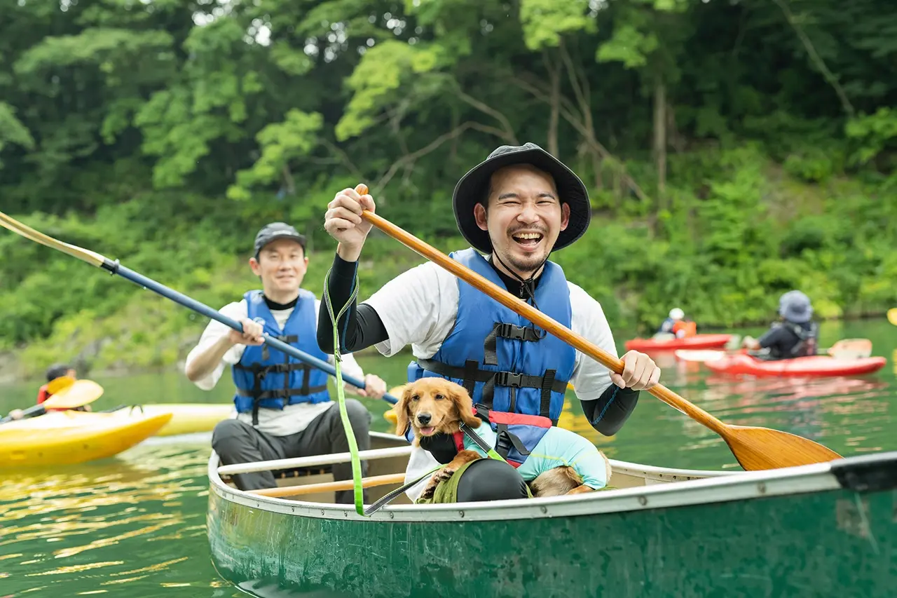 愛犬とカヌーを楽しむ男性