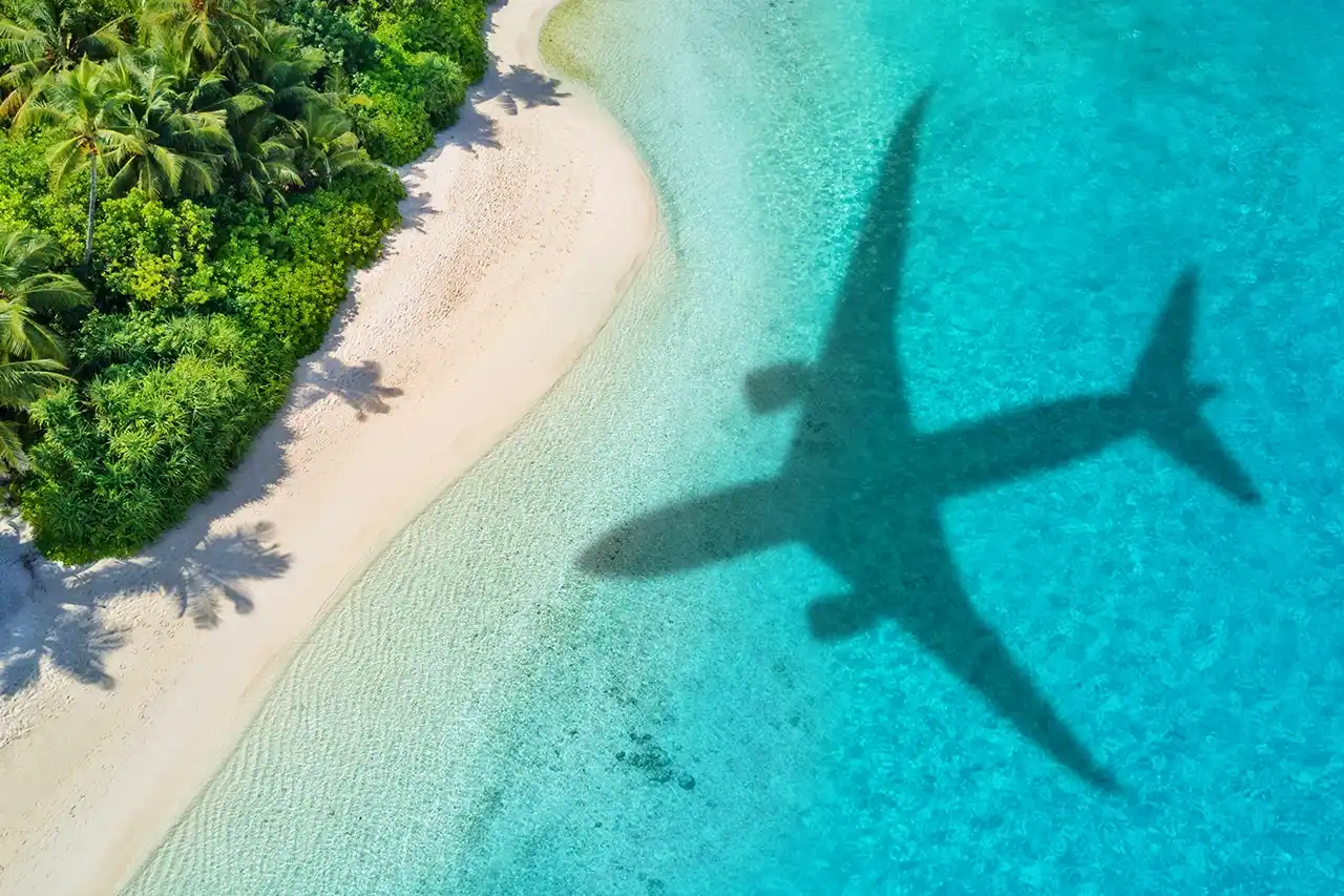 海の上に映る飛行機の影