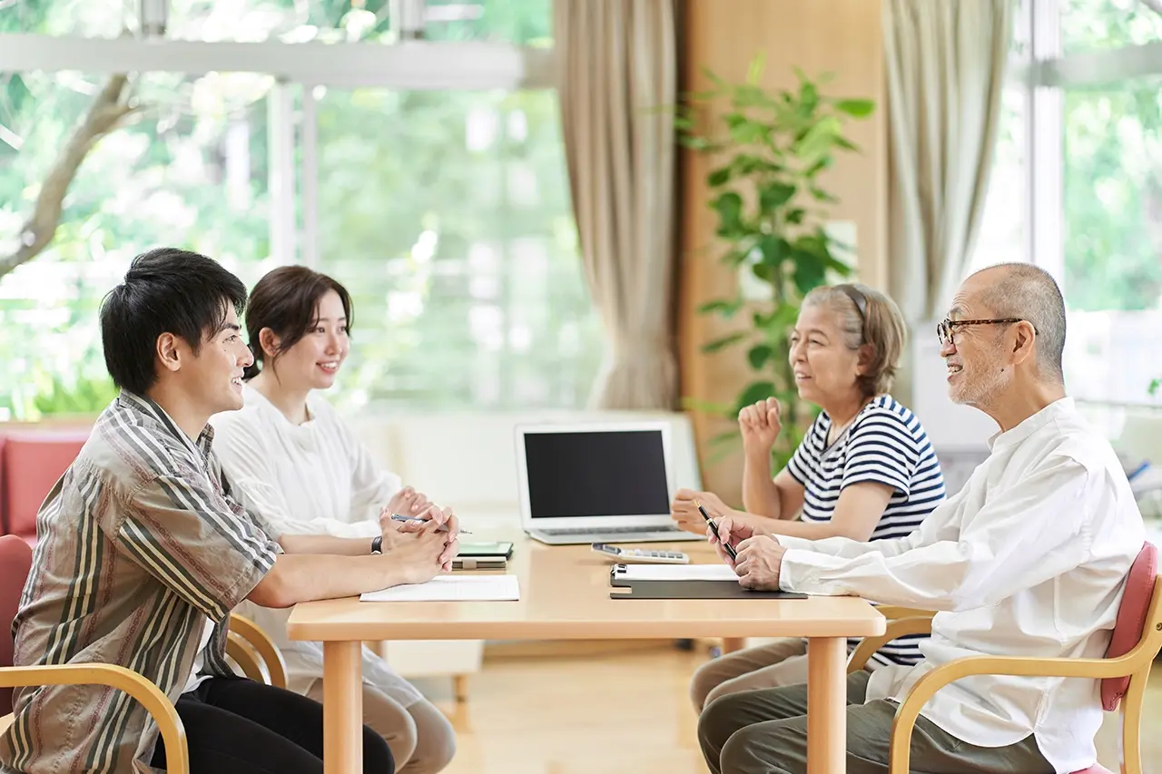シニアのご夫婦宅に訪問しヒアリングしている