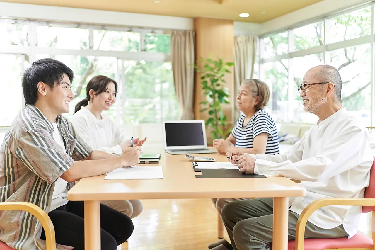 シニアのご夫婦宅に訪問しヒアリングしている