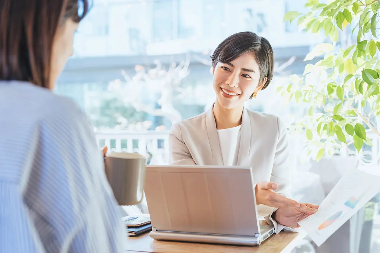 お客様と対面でヒアリングしている女性