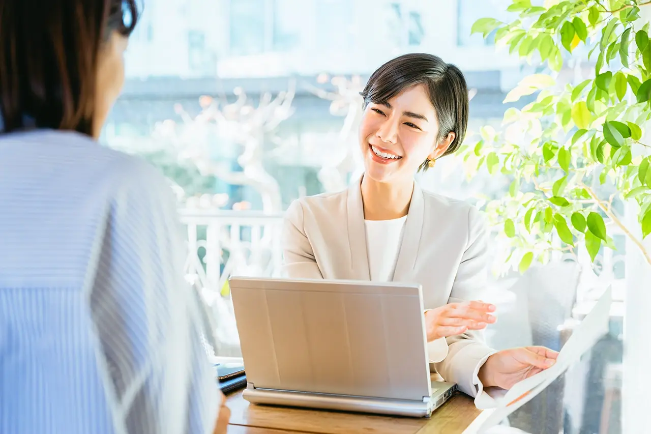 お客様と対面でヒアリングしている女性