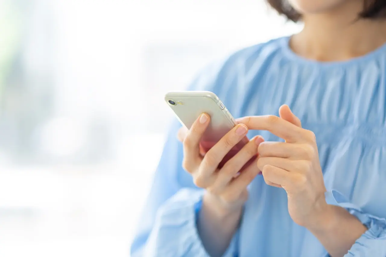 スマートフォンを操作している女性